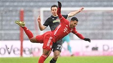 Serge Gnabry (v erveném) z Bayernu a Nicolas Höfler z Freiburgu v souboji o...