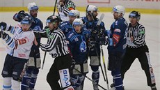 Rozhodčí uklidňují potyčku mezi hokejisty v zápase Plzně proti Liberci.