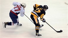 Bryan Rust (vpravo) z Pittsburghu vede puk, zezadu ho stíhá T.J. Oshie z...