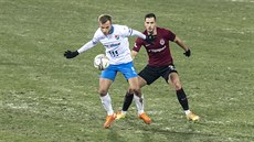 Nemanja Kuzmanovi (vlevo) z Baníku Ostrava se snaí zpracovat balon, zezadu ho...