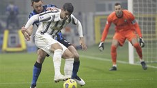 Álvaro Morata (v popedí) z Juventusu si kryje balon, zezadu ho napadá Stefan...