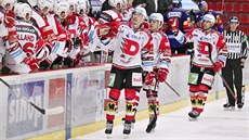 Hokejisté Pardubic slaví gól v zápase proti eským Budjovicím.