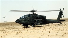 Bitevní vrtulník AH-64A Apache bhem války v Zálivu 1990/1991, vzadu je potom...