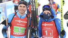 Julia Simonová (vpravo) a Emilien Jacquelin, vít�zové smí�ené �tafety dvojic v...