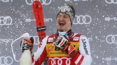 Raku�an Manuel Feller slaví vít�zství ve slalomu ve Flachau.