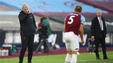 Vladimír Coufal, obránce West Hamu, poslouchá pokyny trenéra Davida Moyese.