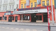 Nápisy nad vchodem divadla oznamují nejbli��í hru.