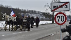 Lidé protestují proti vládním protikoronavirovým opatením v bydliti ministra...