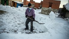 Obyvatel slumu Emilio Lopez Jimenez, 79 let, odklízí sníh z jedné ulic...