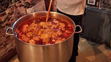 Restaurace Kis Kulacs v maarské Budapeti vaí a distribuuje jídlo pro...