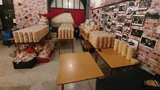 Restaurace Kis Kulacs v maarské Budapeti vaí a distribuuje jídlo pro...