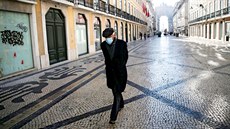 Mu prochází vyprázdnným centrem portugalského Lisabonu. (15. ledna 2021)