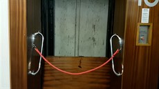 D�ln�ci v p�ternosteru roz�t�pali kabiny i strojovnu