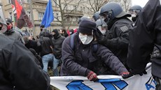 Krajn levicoví demonstranti se stetli s policií bhem demonstrací za...