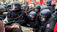 Krajn levicoví demonstranti se stetli s policií bhem demonstrací za...