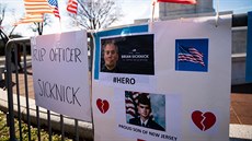 Ameriané picházejí ke Kapitolu uctít památku policisty Briana Sicknicka,...