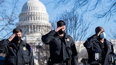 lenové policie chránící americký Kapitol salutují pohebnímu vozu s rakví...