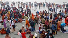 Tisíce Ind se shromádily na bezích posvátné eky Gangy k rituální koupeli,...