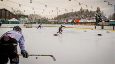 Zimní stadion v Hluboké nad Vltavou stojí v lokalit, kde jsou i tenisové kurty...