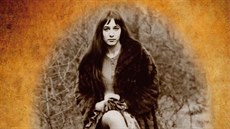 V�ra Nosková je na obálce své knihy Být básní�kou.