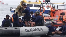 Indonétí potápi vytahují z moe trosky Boeingu 737-500 aerolinky Sriwijaya...