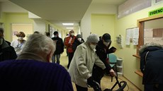 Ve Fakultní nemocnici Královské Vinohrady v Praze probíhá očkování seniorů....