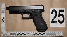 Zbraně, které prodejci drog měli ve dvou pronajatých bytech v Praze 4.