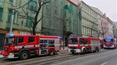 Hasii likvidují poár vybydleného domu v rekonstrukci v praské Jené ulici...