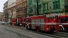 Hasii likvidují poár vybydleného domu v rekonstrukci v praské Jené ulici...