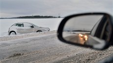 Automobil po stetu s jiným vozem sjel ze zasnené silnice do píkopu nedaleko...