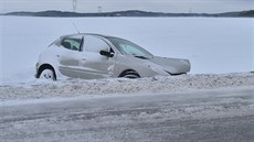 Automobil po stetu s jiným vozem sjel nedaleko Temelína ze zasnené silnice...