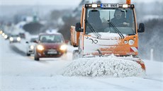 Silniái vyrazili na zasnené komunikace. S pouitím pluh a sypa upravují...