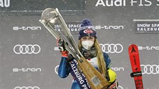 RADOST. Amerianka Mikaela Shiffrinová slaví slalomové vítzství ve Flachau.