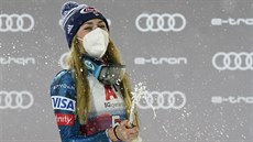 RADOST. Ameri�anka Mikaela Shiffrinová slaví slalomové vít�zství ve Flachau.