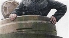 Kurt Knispel ve velitelském poklopu tanku PzKpfw VI Tiger; stroj je dobe...