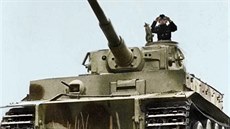 Německý tank PzKpf VI Tiger II z 503. těžkého tankového oddílu. Tyto tanky měly výkonnou výzbroj a pancéřování, avšak kvůli vysoké spotřebě a poruchovosti měly problém udržet je v bojeschopném stavu, zvláště na konci války. Na sklonku války například ust