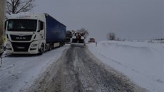 Takto vypadá kopec u Jitkova pokaždé, když trochu sněží nebo mrzne. Pravidelně ho zablokují kamiony, mezi nimiž uváznou desítky dalších řidičů. Tento snímek je z letošního ledna.