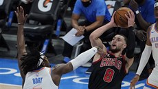 Zach LaVine z Chicaga u mí�e, brání ho Luguentz Dort z Oklahoma City.