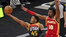 Donovan Mitchell z Utahu zakonuje, brání ho  Solomon Hill z Atlanty.