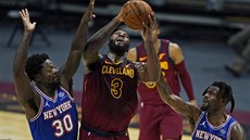 Andre Drummond z Cleveland Cavaliers se prosazuje v utkání proti New York...