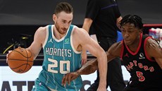 Gordon Hayward  z Charlotte Hornets v úniku, brání ho  Stanley Johnson z...