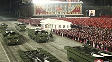 Severní Korea na vojenské přehlídce v Pchjongjangu představila zbraně a...