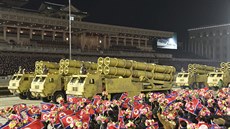 Severní Korea na vojenské přehlídce v Pchjongjangu představila zbraně a...
