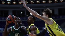 Jan Veselý (vpravo) z Fenerbahce a jeho spoluhrá Dyshawn Pierre brání Bena...