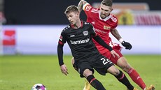 Daley Sinkgraven (vlevo) z Leverkusenu v souboji s Robertem Andrichem z Unionu...