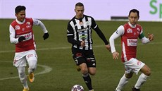 eskobudjovický záloník Marko Alvir se snaí protáhnout mezi Ewertonem...