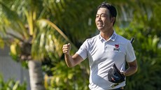 Golfista Kevin Na se raduje z triumfu na havajském turnaji.