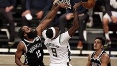 James Harden (vpravo) z Brooklynu blokuje pokus o zakonení v podání Bobbyho...