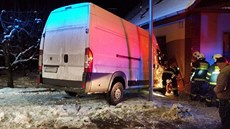 Nastartovaná dodávka vjela do domu.