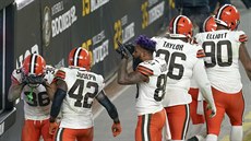 Fotbalisté Cleveland Browns oslavují bhem utkání s Pittsburgh Steelers.